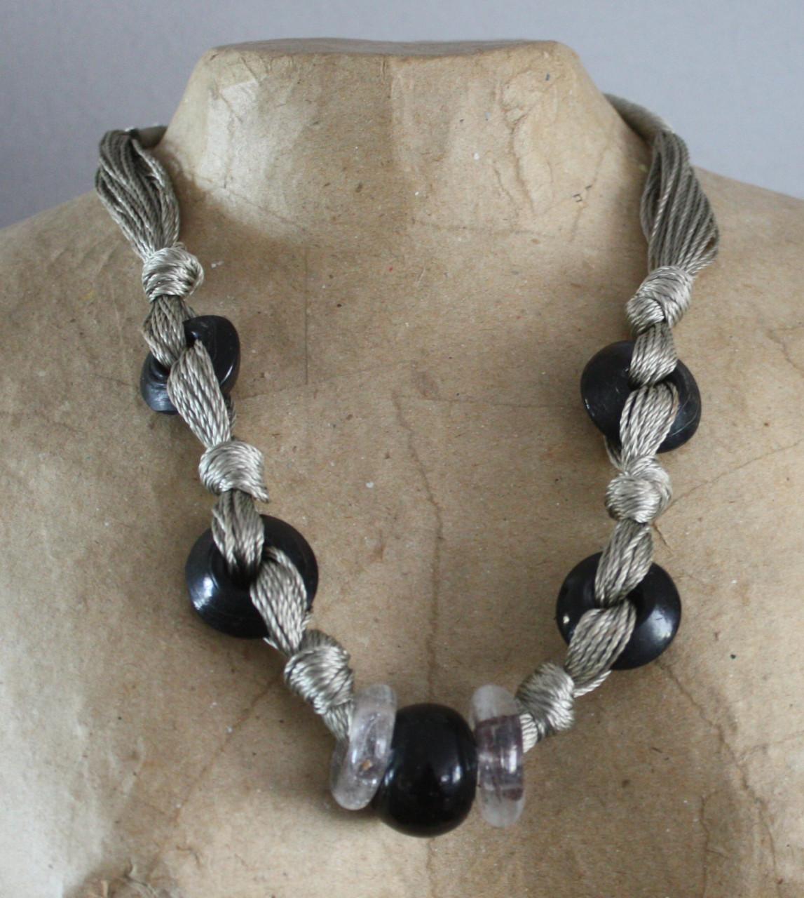 Ketting met toutjes wit met zwarte stenen