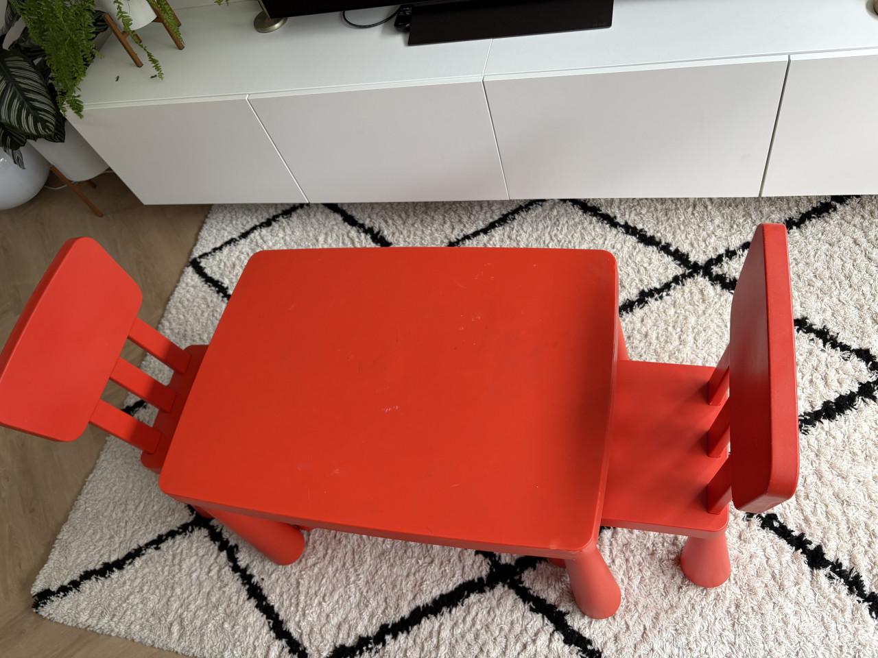 Mammut tafeltje met 2 stoelen