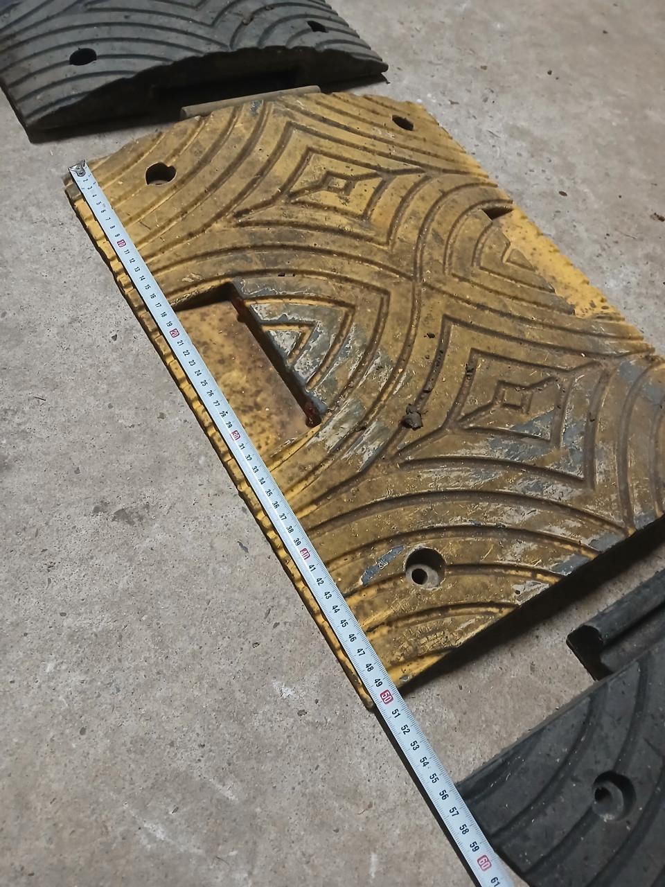 2 Verkeersdrempels van 3meter lengte.