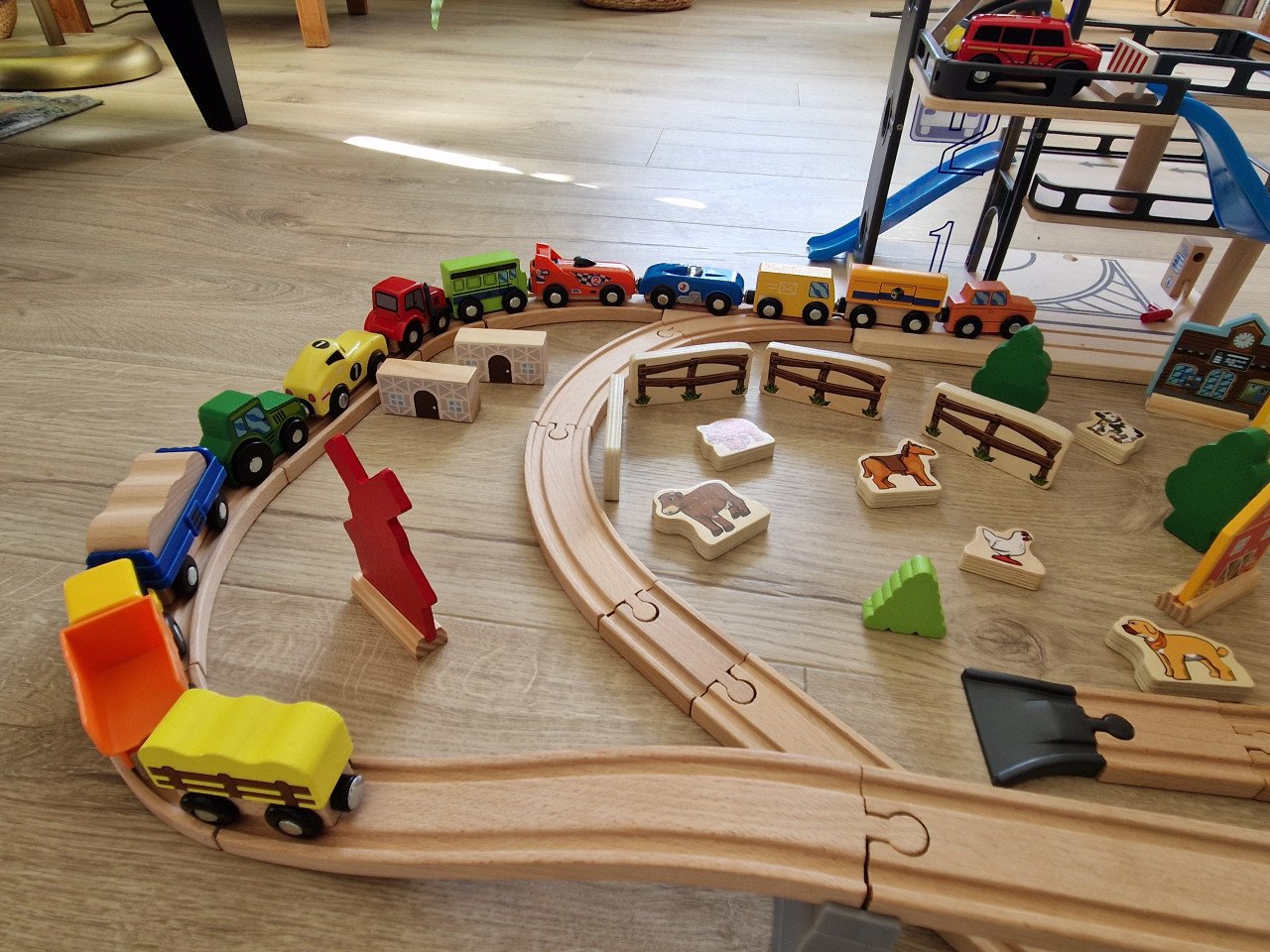 Houten speelgoed baan met parkeergarage