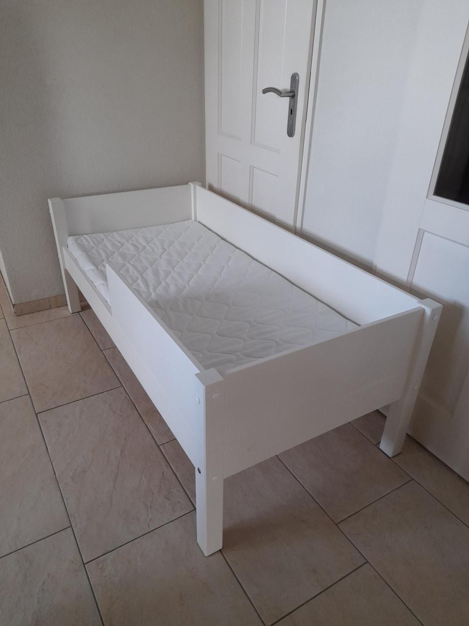 Peuter bed met matras (in goede nette staat ) 150 x 70