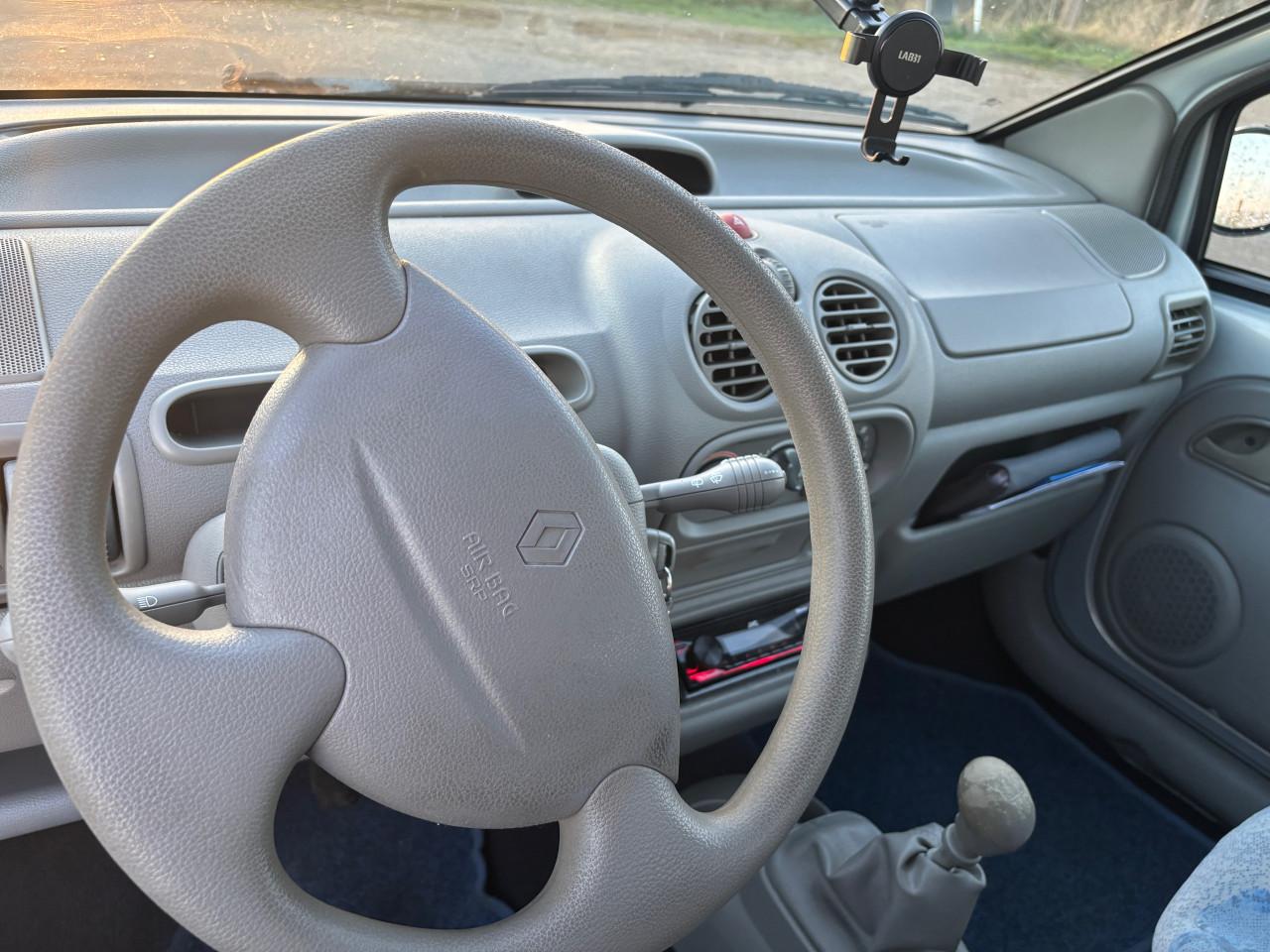 Renault Twingo 2002 met 14 maanden APK