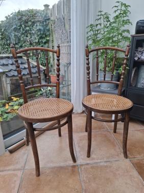 Vintage: 2 Thonet stoelen
