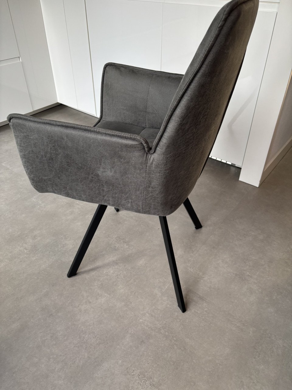 Eettafel met stoelen en salontafel