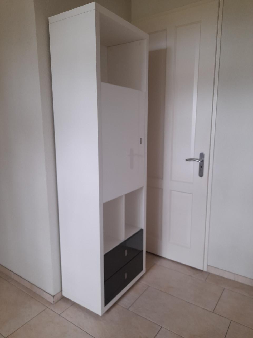 Prachtige XOOON kast 40 x 65 x 208 ( in goede nette staat)