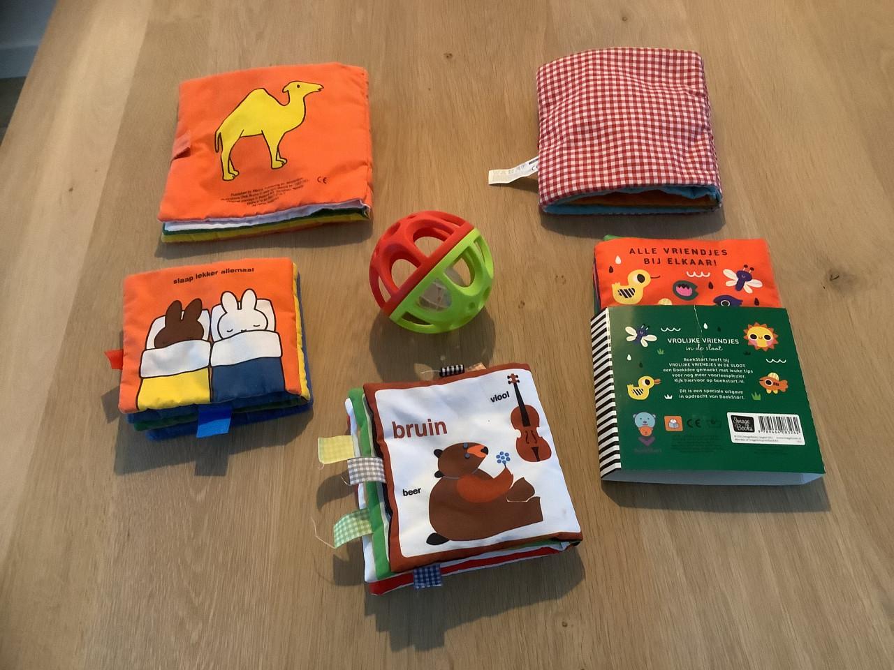 Baby Grijp/Rammel Bal + Stoffen Babyboekjes
