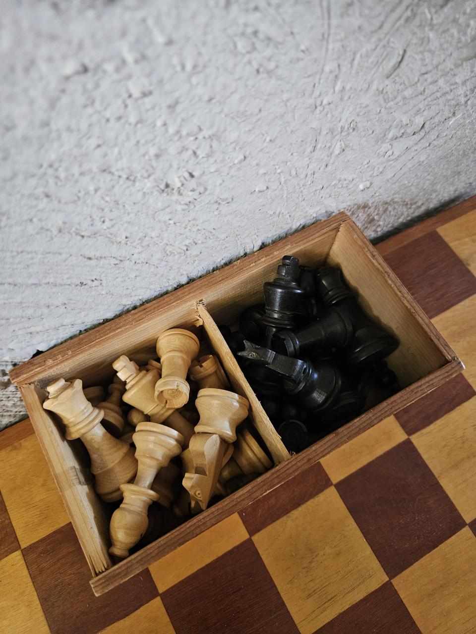 Vintage prachtig groot houten schaakspel met opbergdoos