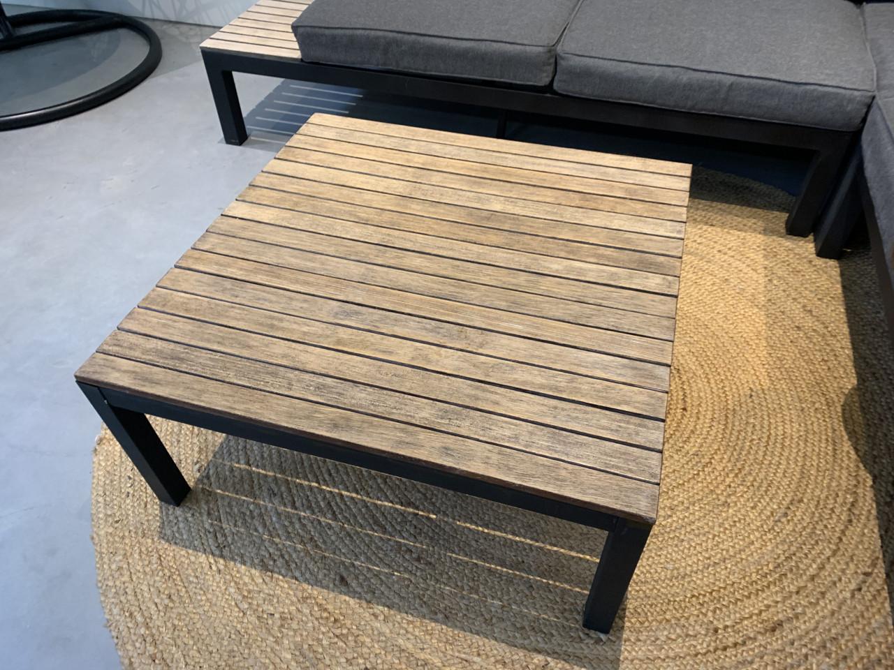 Loungset Alminium met hout en kussens en tafel.