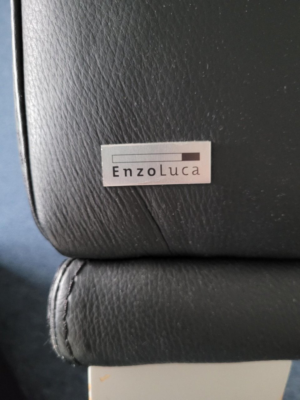 Twee Design fauteuils Enzo Luca Zwart met poef