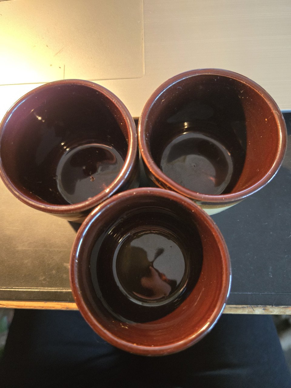 Vintage setje van 3 potjes, bruin. Voor ketchup-mosterd-tafelzuur. Hoog 6cm