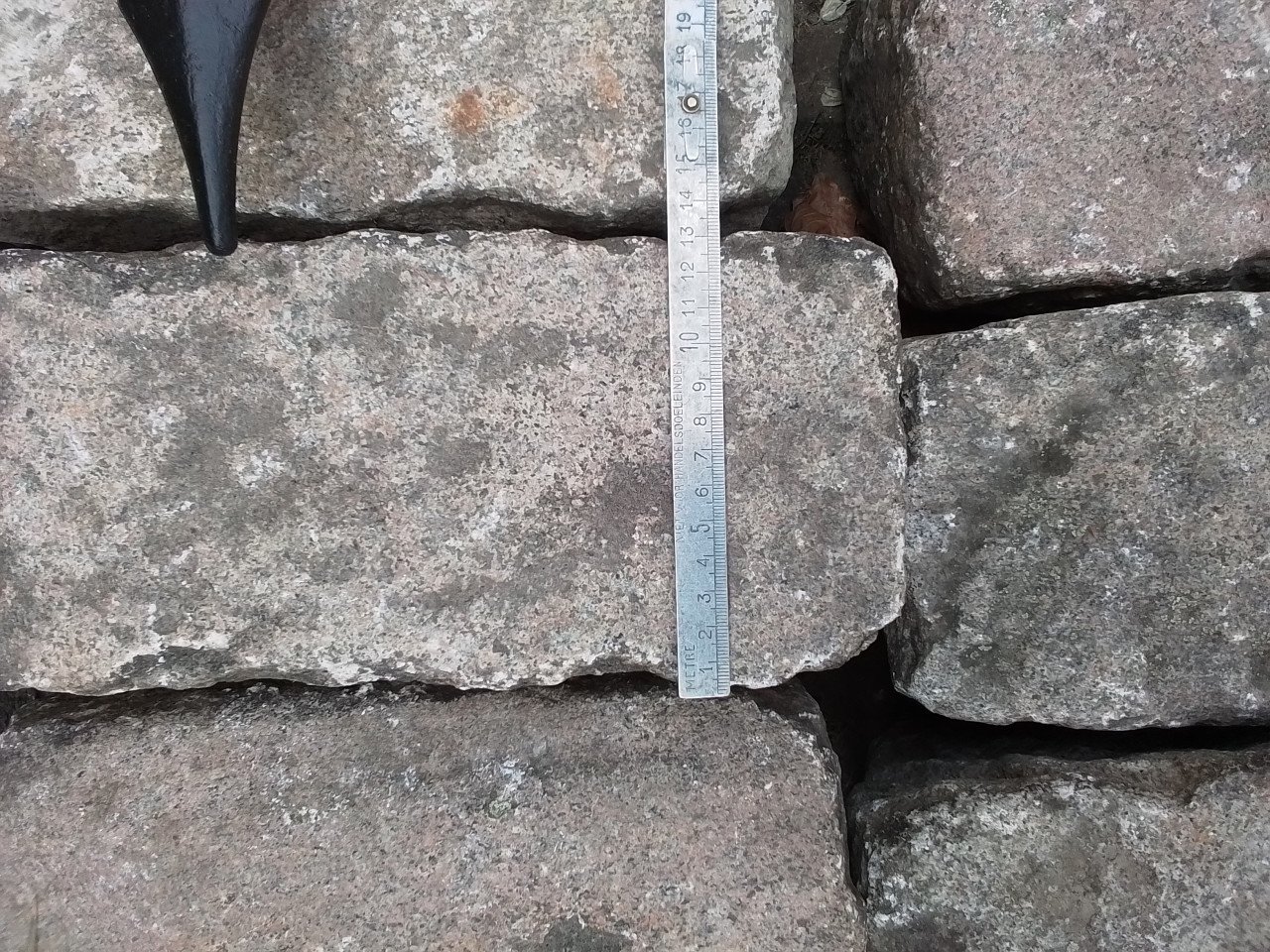 42 stuks granieten boordstenen.