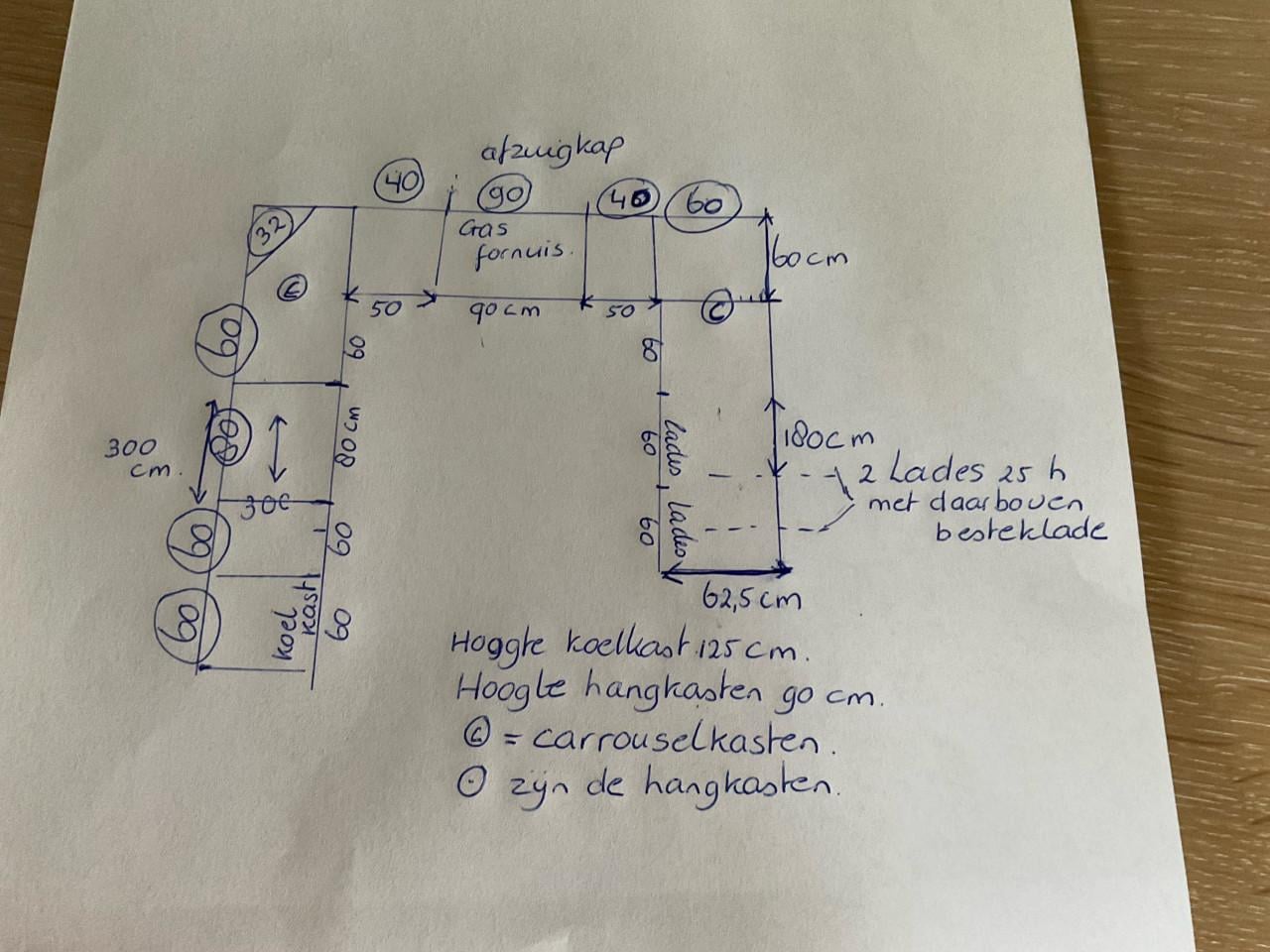 Keuken in U-vorm met 6-pitsgasfornuis, afzuigkap, koelkast en magnetron