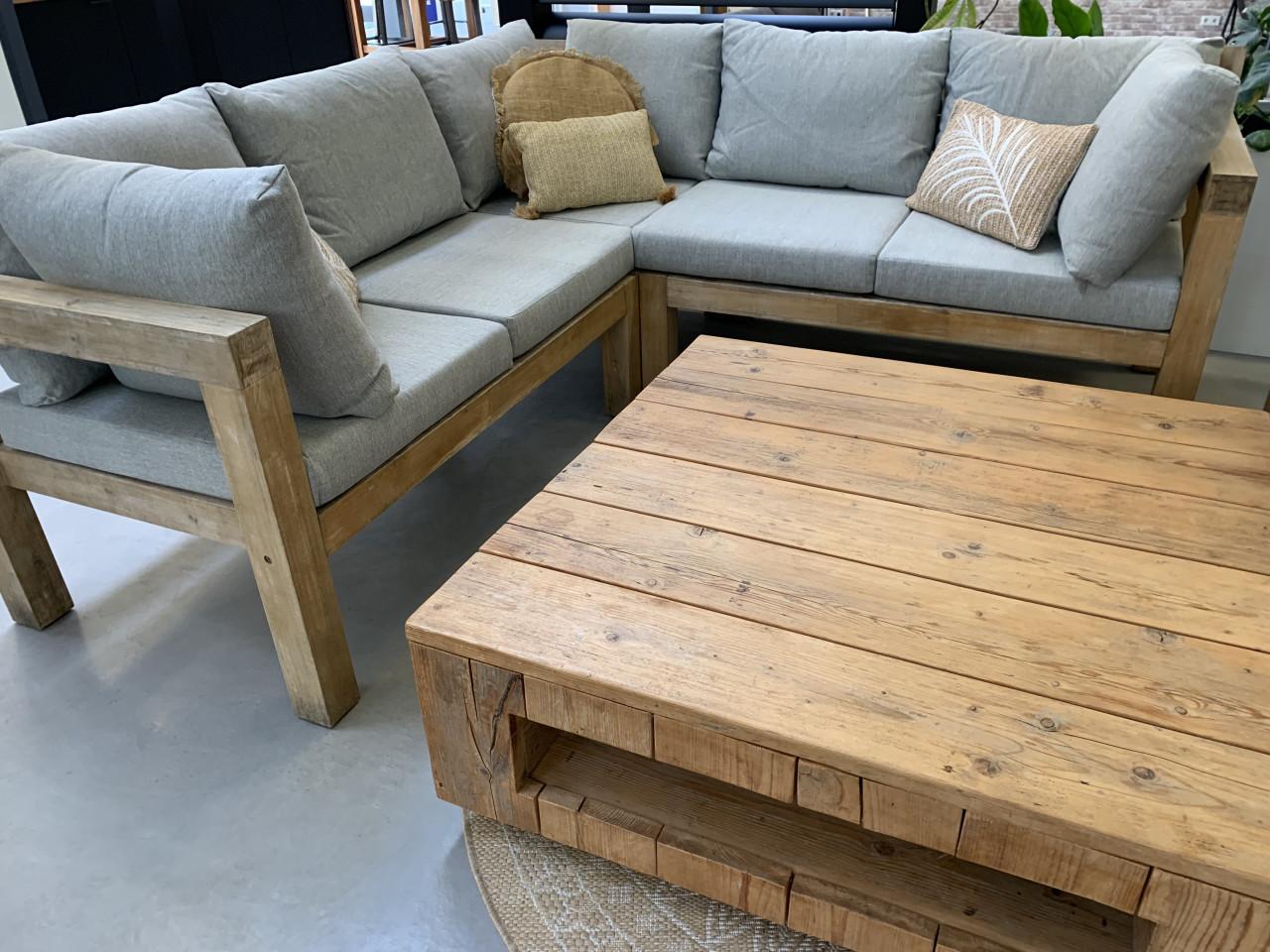 Hardhouten loungeset, met kussens en 2 tafels.