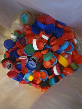 Hele tas vol dopjes voor het goede doel
