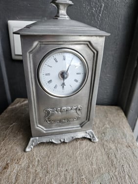 Mooie vintage tinnen tafelklok, Royal Selangor, junghans uurwerk....