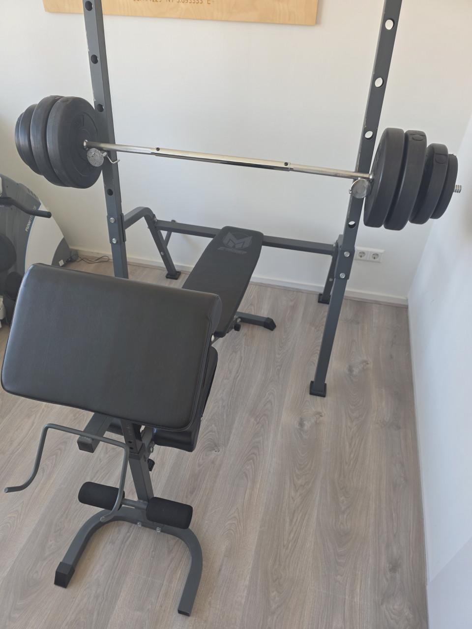 Fitnessbank met halterstang en gewichten