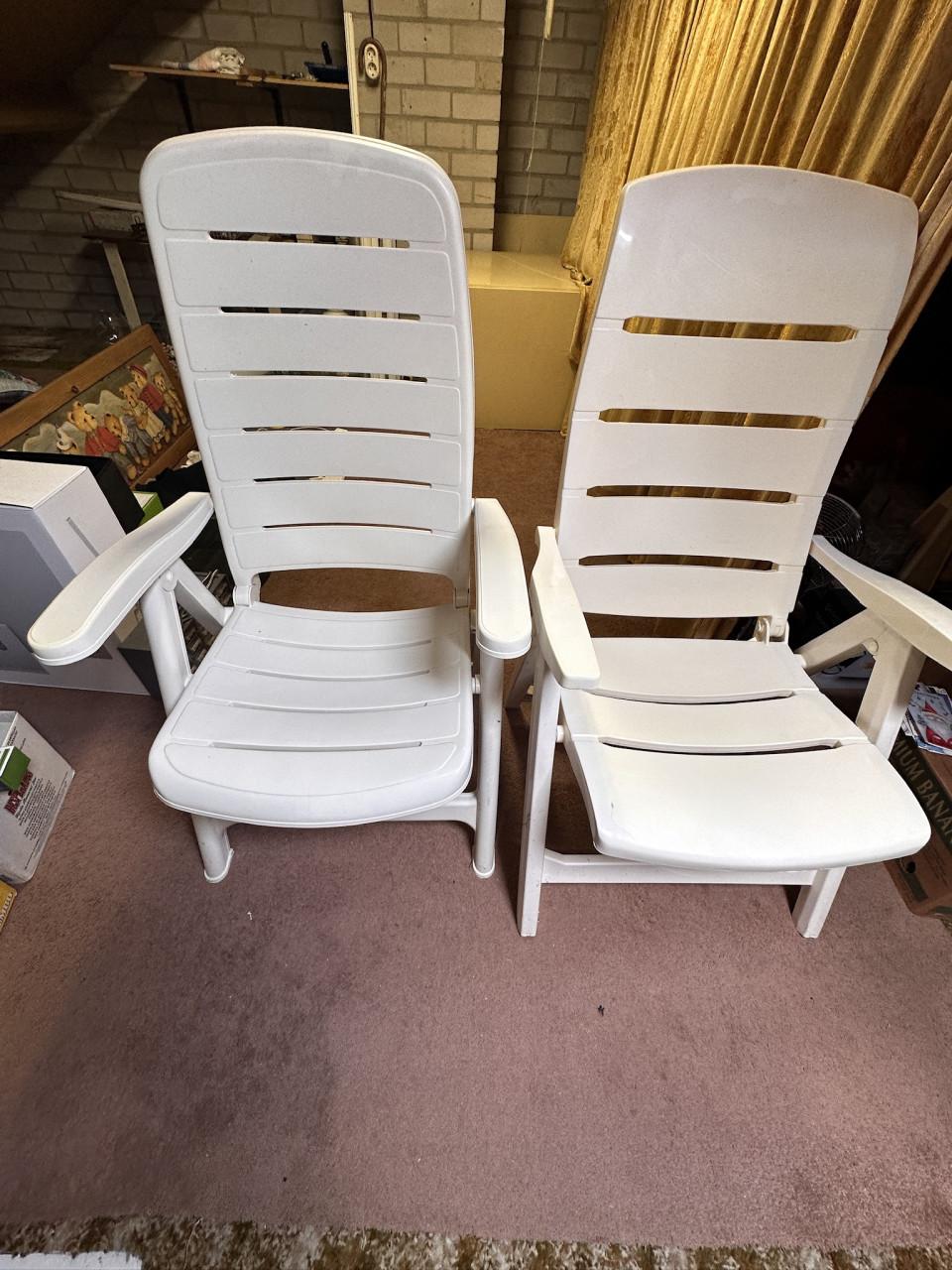 4 MOOIE EN IN PERFECTE STAAT ZIJNDE VERSTELBARE KUNSTOF TUINSTOELEN.