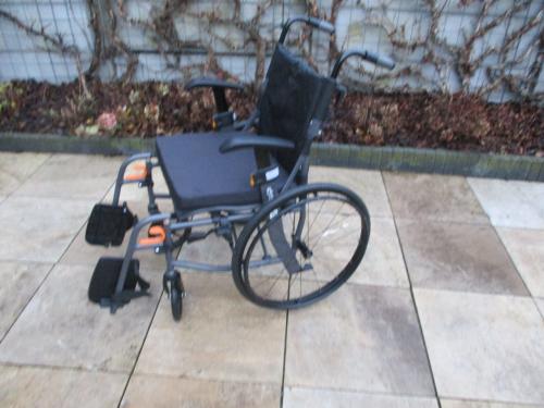 Zgan Excel 9.9 opvouwbare lichtgewicht rolstoel met anti-lekbanden