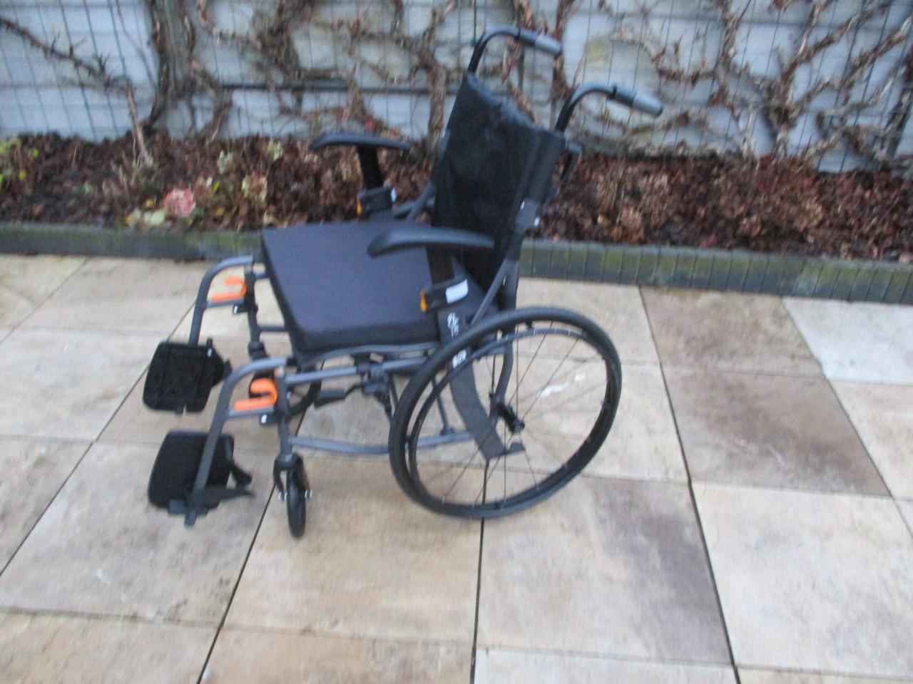 Zgan Excel 9.9 opvouwbare lichtgewicht rolstoel met anti-lekbanden