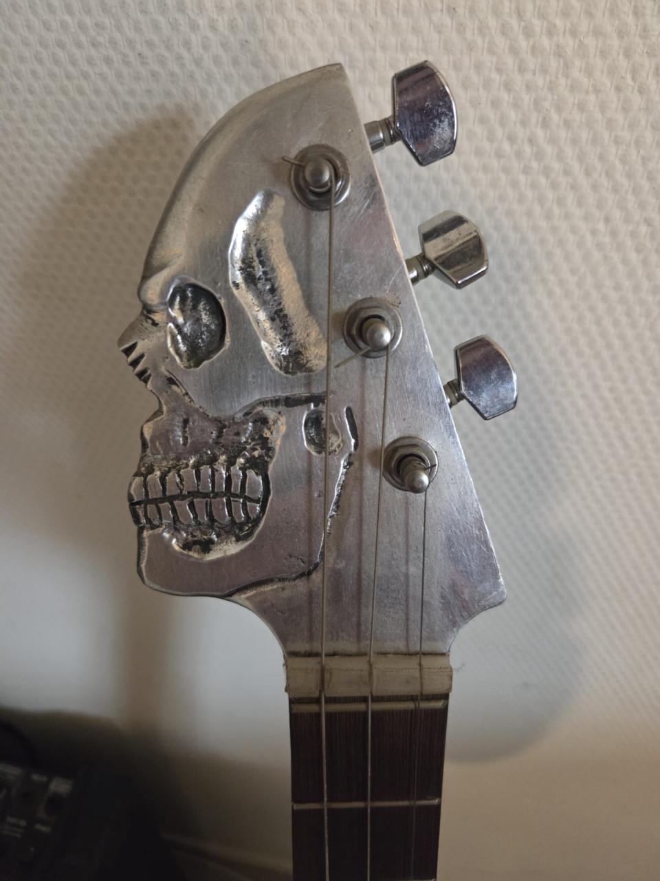 Custom "pirate" cigar box gitaar met schedel (messing) en rozen