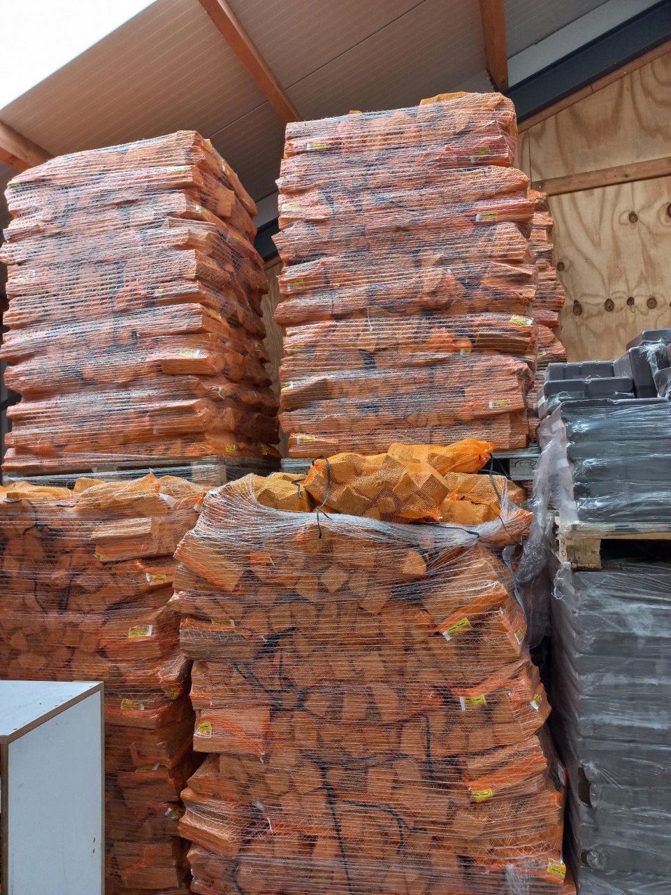 Netzakken met haardhout of aanmaakhout