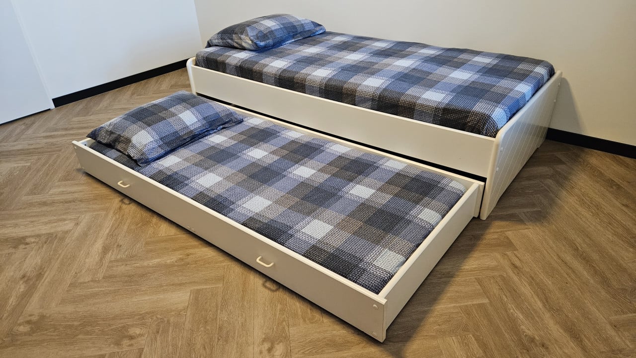 Onderschuif bed ( lade op wielen ) inclusief matrassen