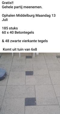 Gratis 60x40 Betontegels en zwarte vierkante tegels