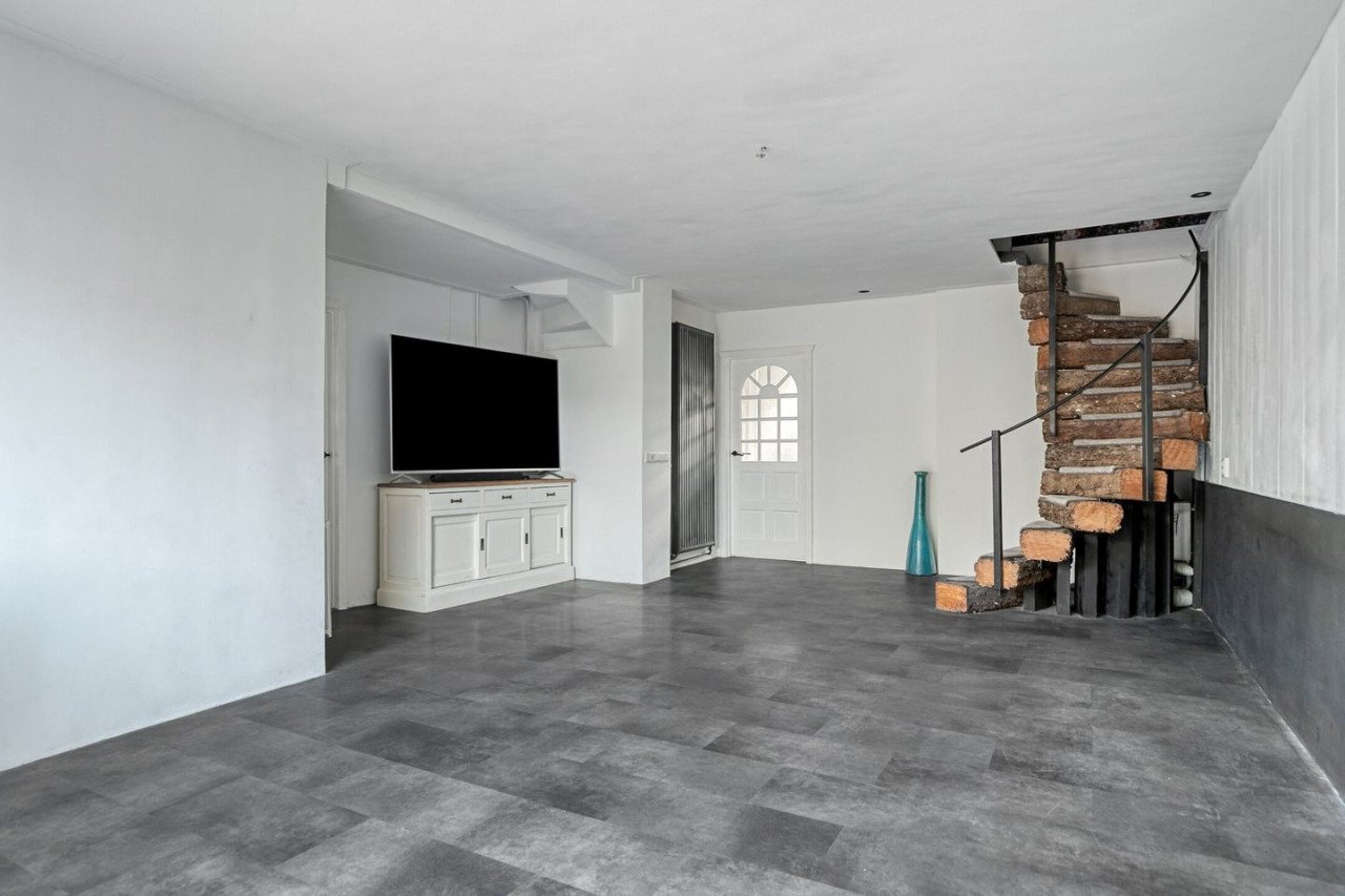 Verrassend ruime halfvrijstaande woning vlakbij het strand te koop