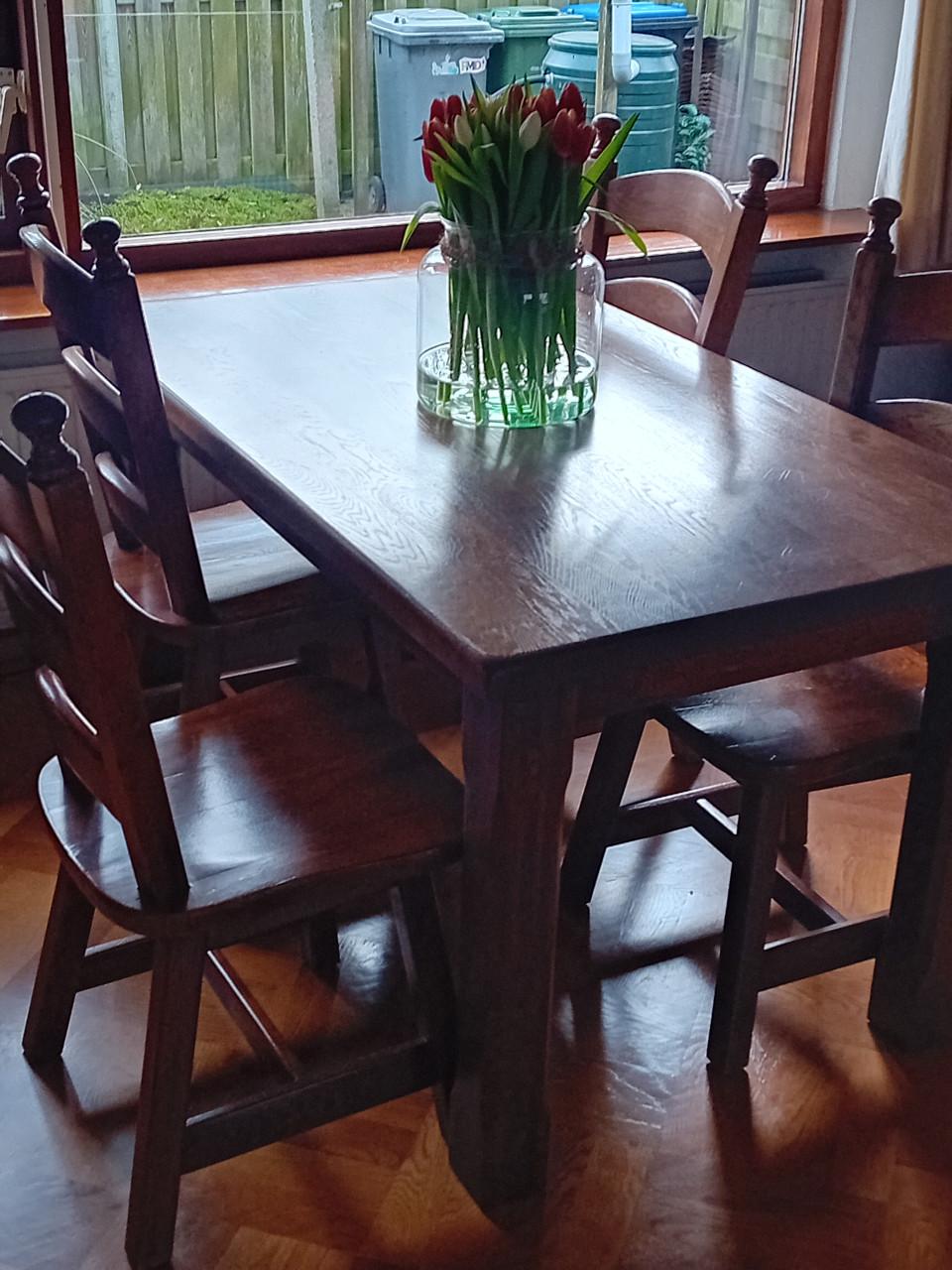 Massief eiken eettafel en 4 stoelen