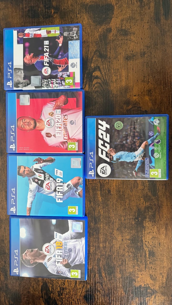 Playstation 4 met 2 controllers en 9 spellen