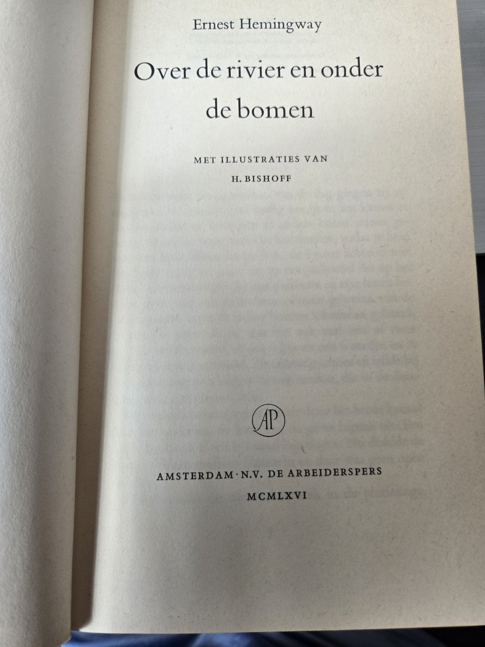 Boek: Over de rivier en onder de bomen Auteur: Hemingway, Ernest