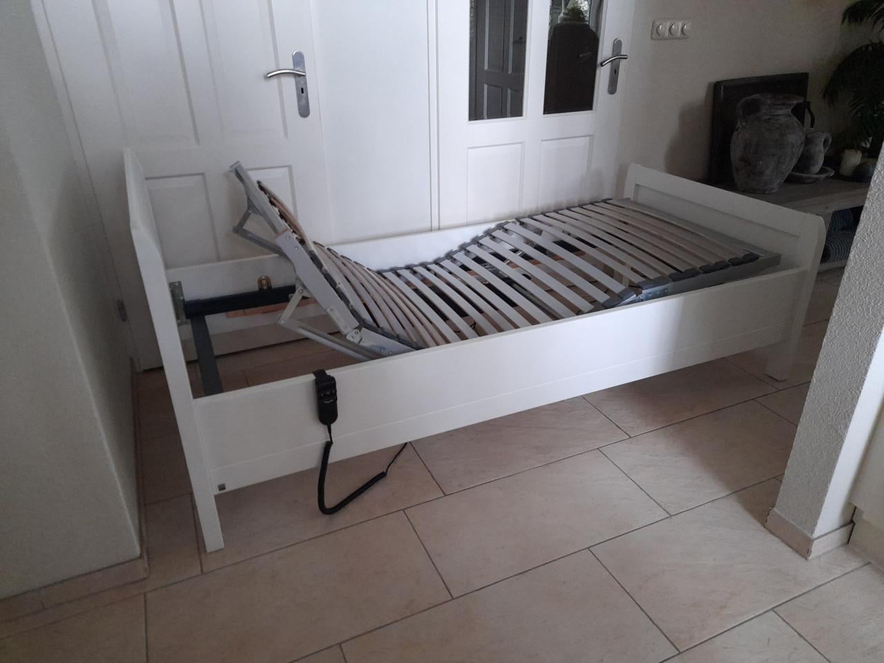 Senioren bed 90 x 200 met elektrisch verstelbare bossflex lattenbodem