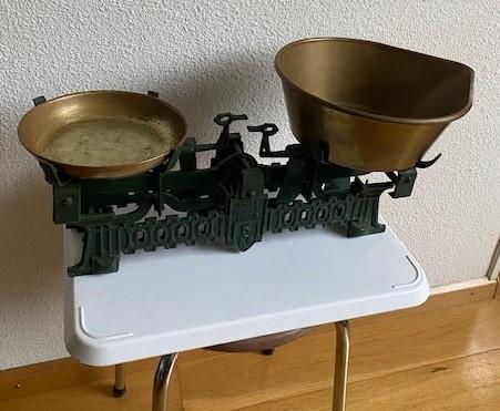 Heel oude weegschaal met koperen bakken (hoge koperwaarde)