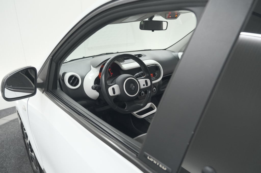 Renault Twingo sce limited | parkeersensoren | bluetooth | airco | 15 inch 