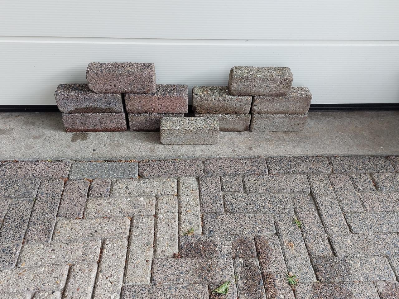 Gratis betonnen straatstenen +- 50m2 dikformaat