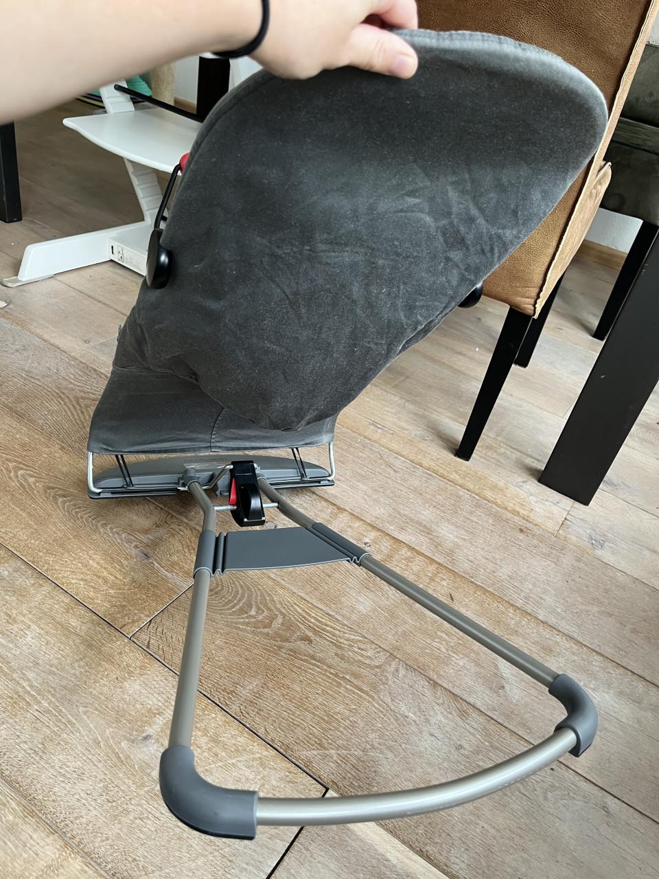 Baby Björn wipstoeltje antraciet met speelboog