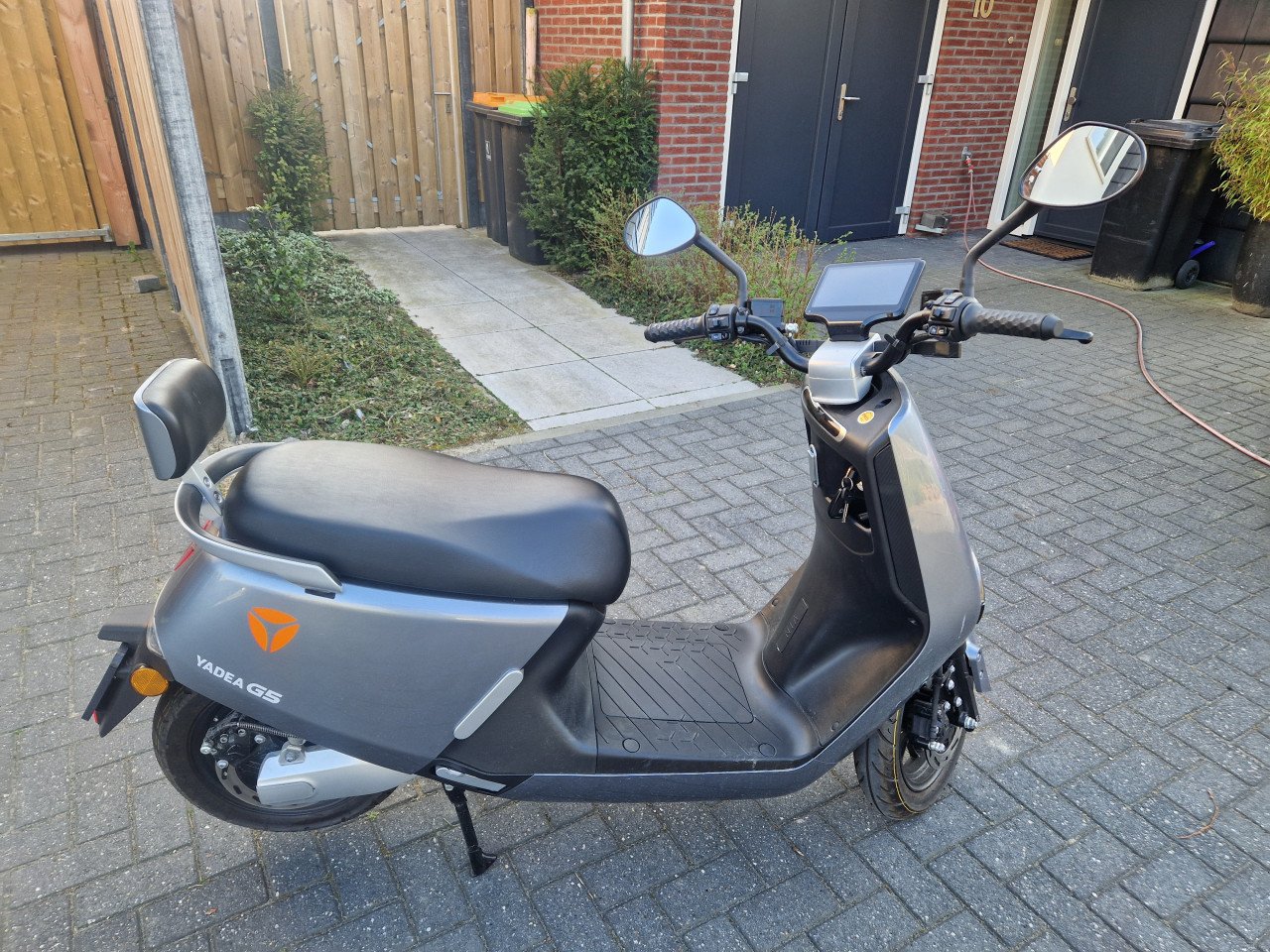Yadea G5 Elek. Scooter 25 km/u Type Max 34 km/u. Teller 232 km