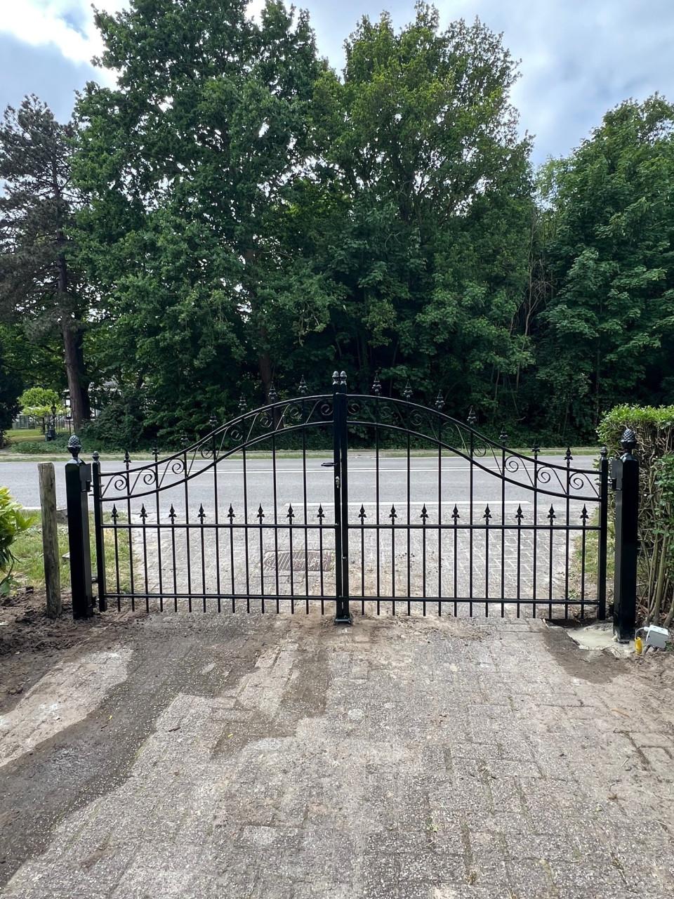 Showmodel enkele maande oud. Inrijpoort 400 cm breed.