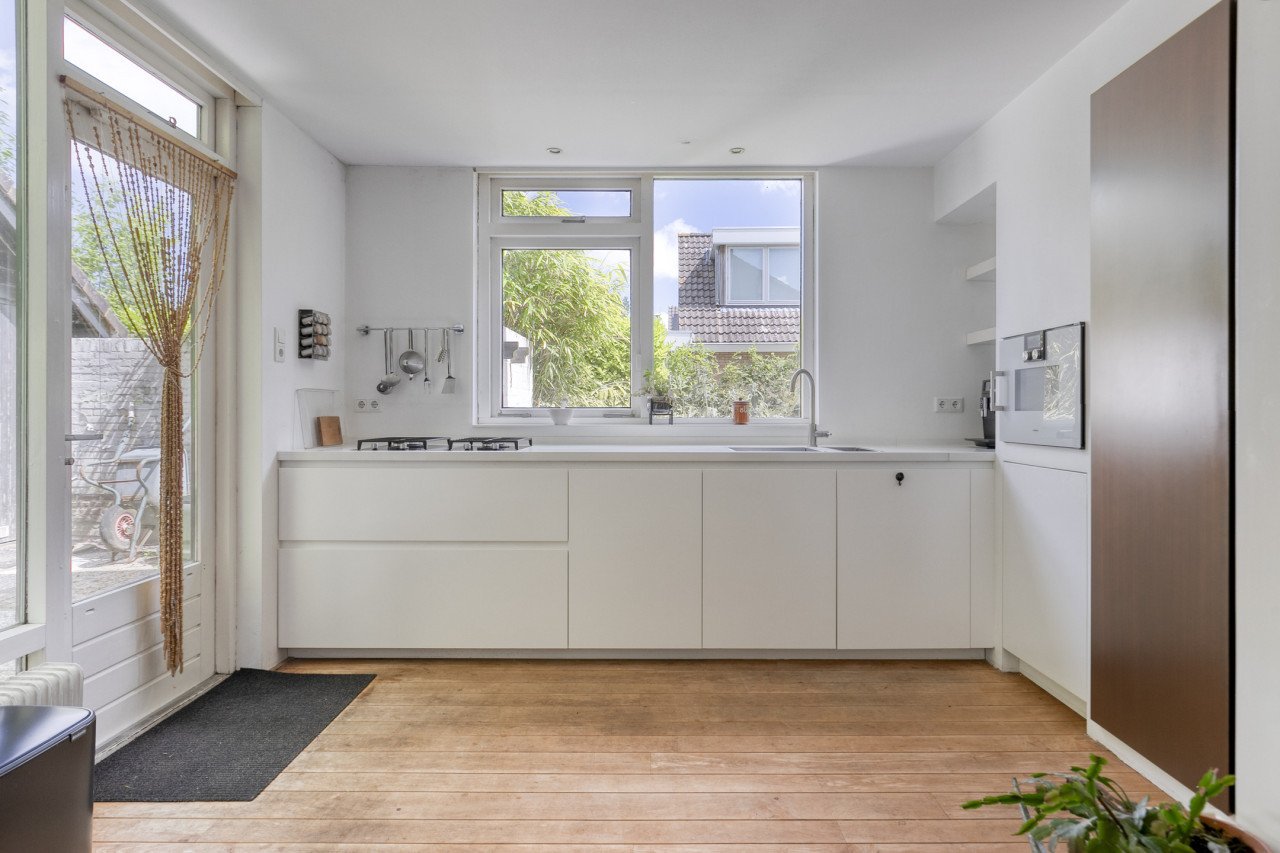 Mooi groenomzoomd vrijstaand huis met 4 slaapkamers en zeer grote badkamer