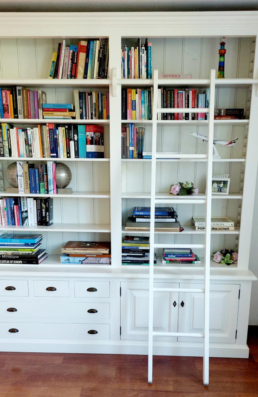 Grote landelijke stijl boekenkast met ladder