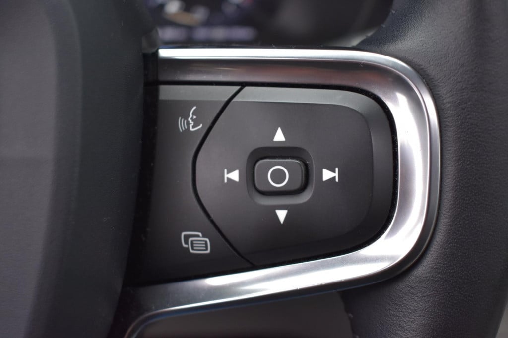 Volvo XC40 1.5 t3 momentum pro | pano | camera | apple carplay | android au