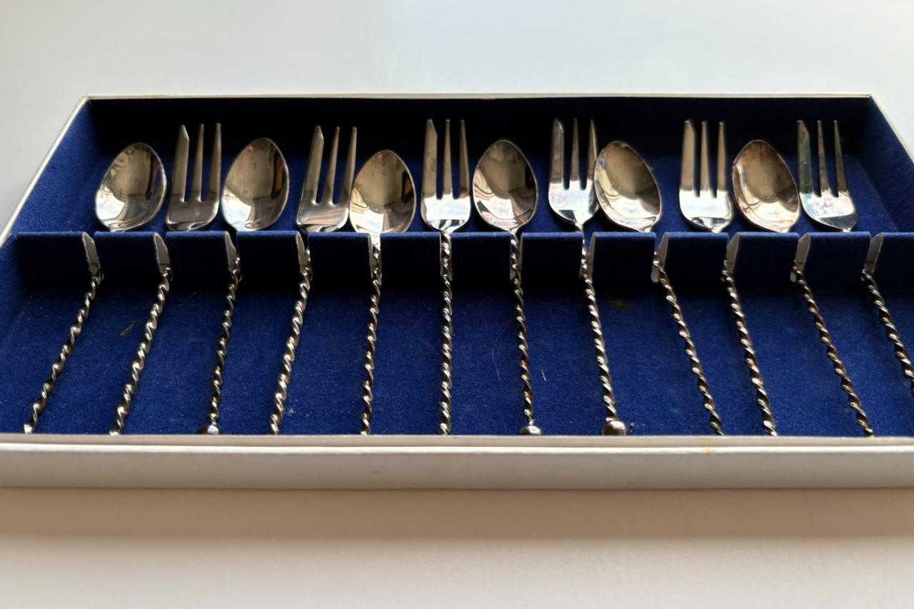 14 mooie gebaksvorkjes en -lepeltjes.