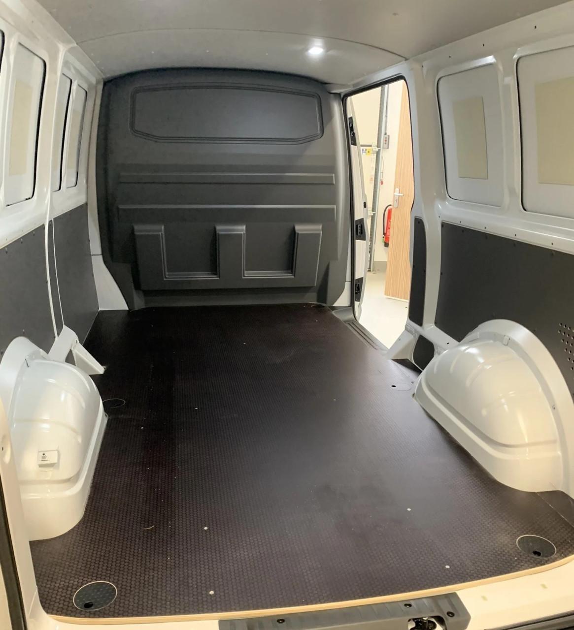 Laadvloer 12mm Volkswagen Transporter met uitsparingen voor vloerogen.