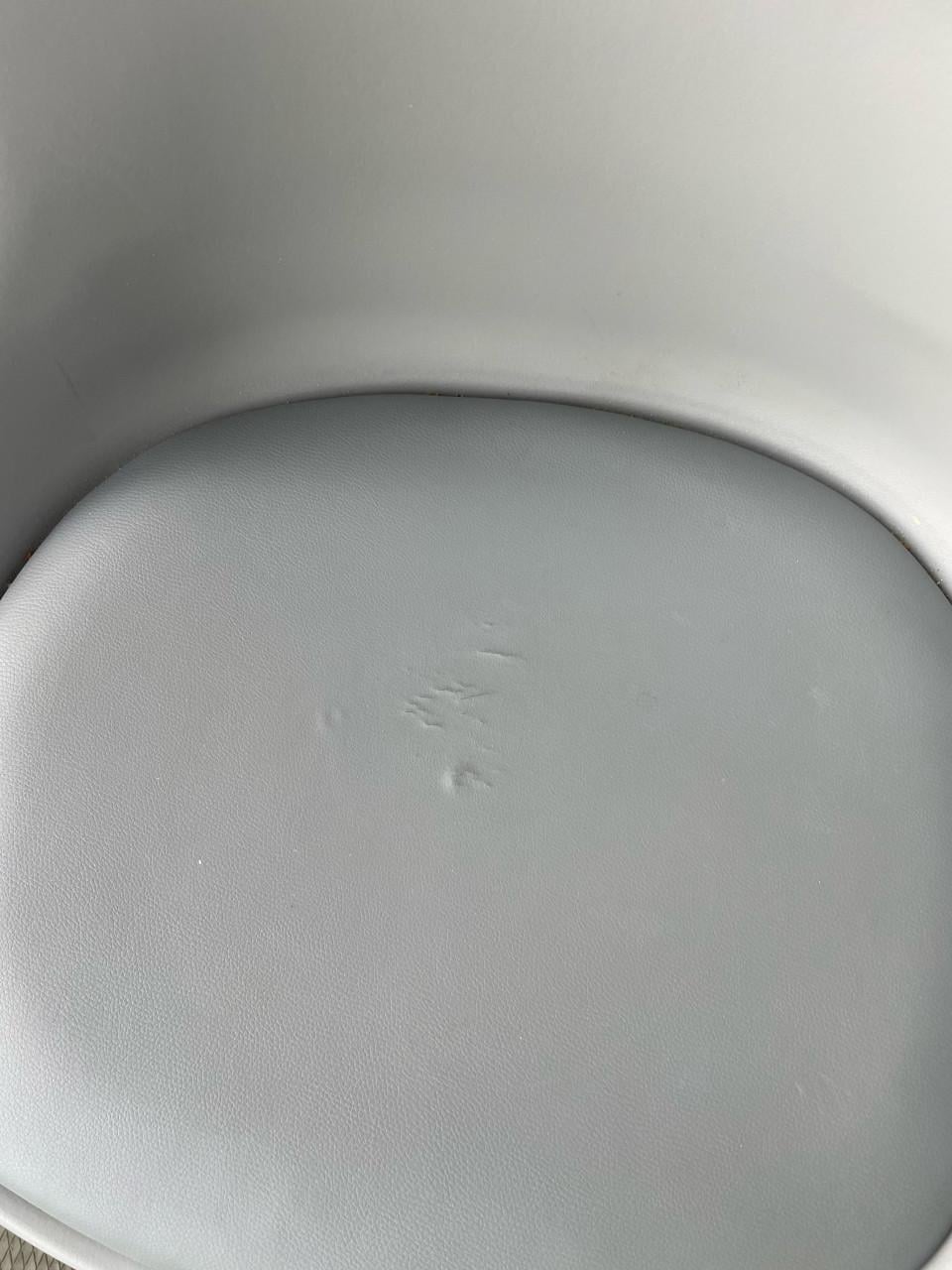 4 grijze stoelen