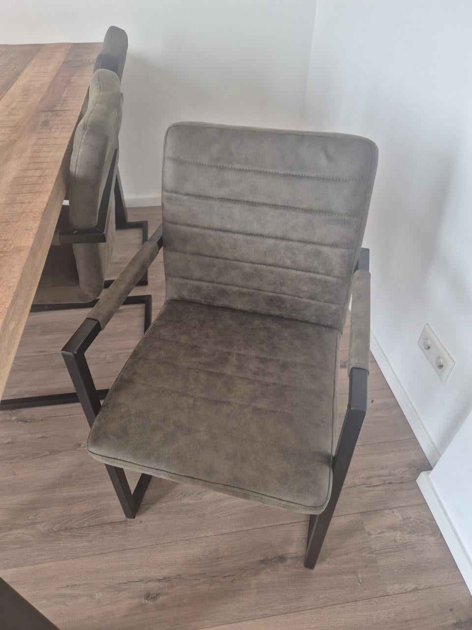 Eettafel inclusief 6 stoelen.