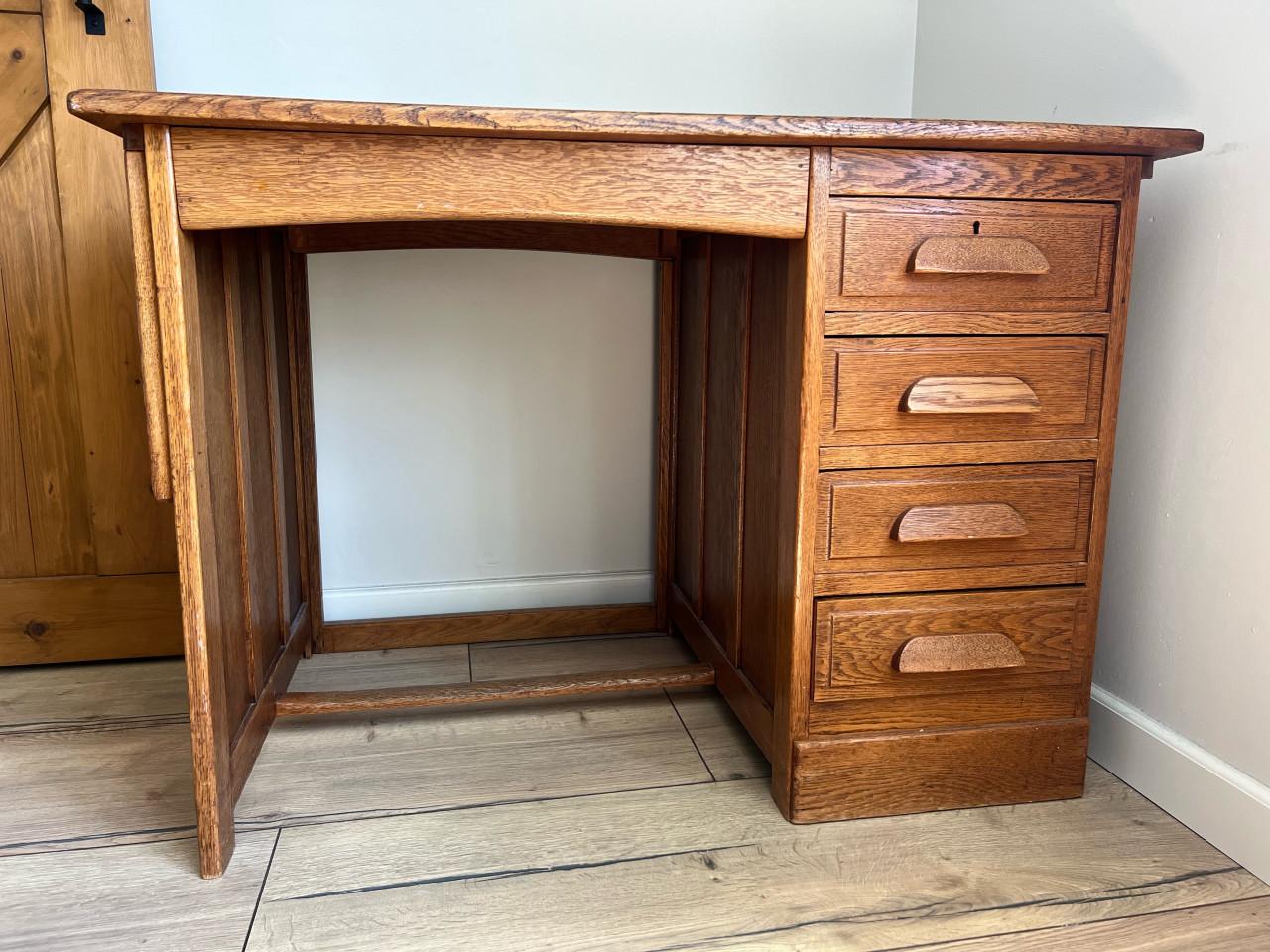 Mooi antiek eiken bureau