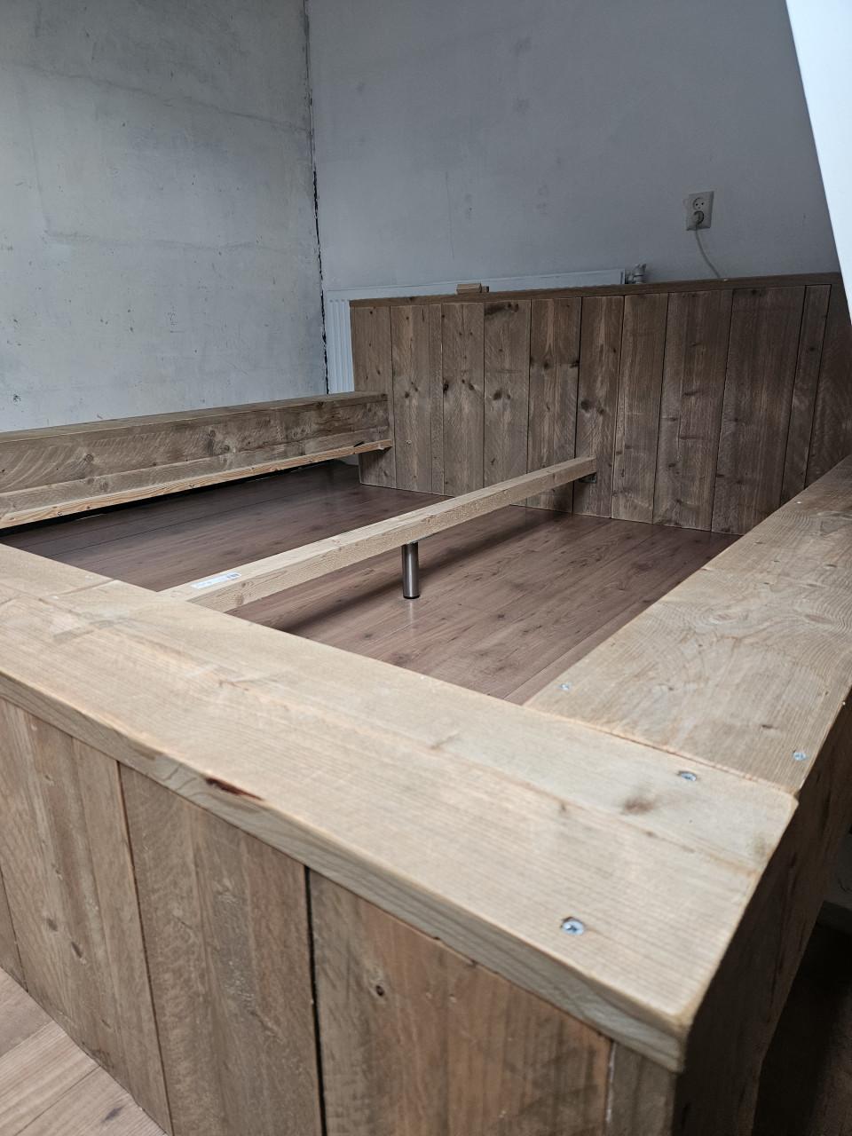 Tweepersoonsbed van steigerhout 180 bij 200