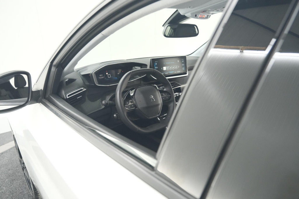 Peugeot 208 puretech 100 eat8 allure pack | camera | navigatie | apple carp