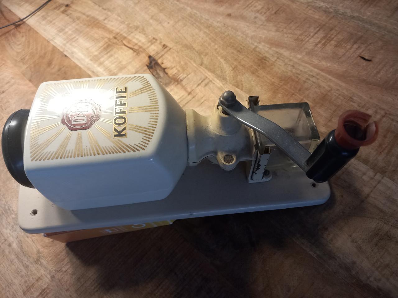 Douwe egberts gebruikte wand koffiemolen volledig authentiek met afdekhoes