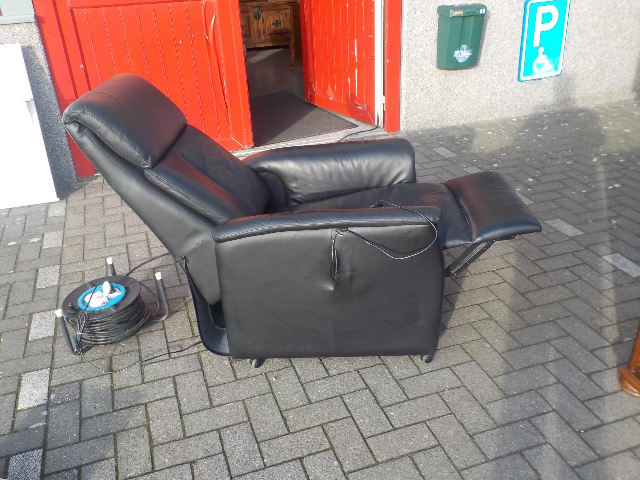 Leren zwarte elektrische sta-op relax fauteuil in goede staat